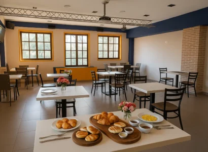 Salón privado preparado para brunch con mesa decorada, luz natural, platos típicos venezolanos y ambiente acogedor en restaurante de Coslada.